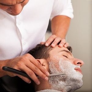 hombre siendo afeitado 