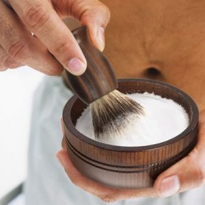 hombre haciendo espuma para afeitarse