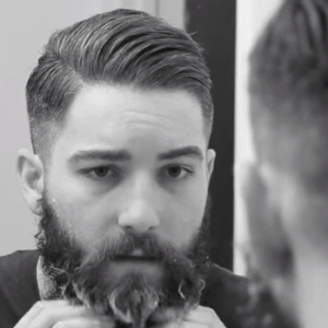 hombre lavándose la barba