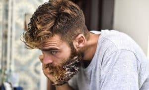 hombre lavándose la barba con jabón para barba