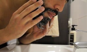 hombre lavándose la barba con champú para barba