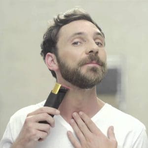 hombre recortándose la barba