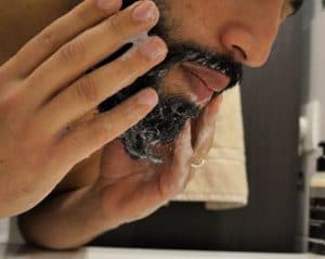 hombre limpiándose la barba