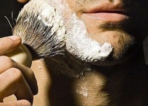 hombre usando una brocha de afeitar 