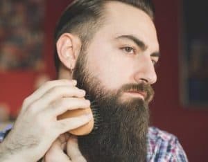 hombre cepillándose la barba