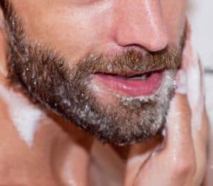 hombre lavándose la barba