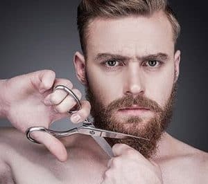 hombre cortándose la barba