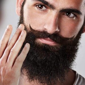 hombre con barba larga