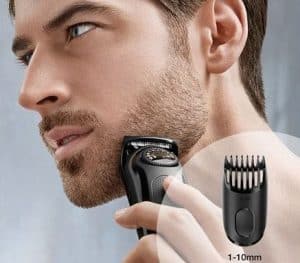 hombre usando recortadora de barba braun compacta