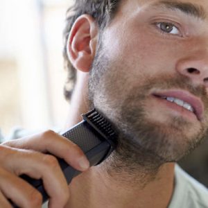 hombre rasusandose la barba con recortadora de barba philips 