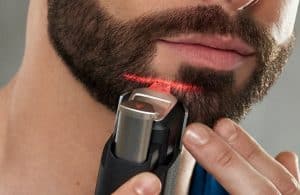 hombre usando recortadora de barba philips en la barba
