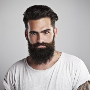 hombre con el pelo y la barba cuidados 