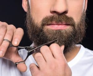 cortarse la barba con tijeras para barba