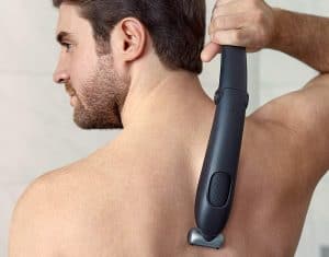 hombre usando una afeitadora corporal Philips en la espalda