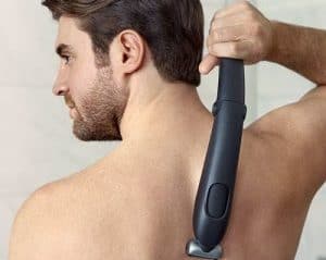 hombre depilándose la espalda sin ayuda