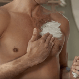 hombre depilándose con crema
