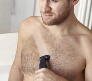 hombre usando afeitadora corporal Philips en el pecho
