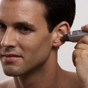 hombre depilándose la oreja