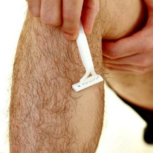 hombre depilándose la pierna con cuchilla
