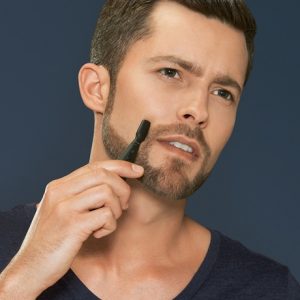 hombre arreglando la barba