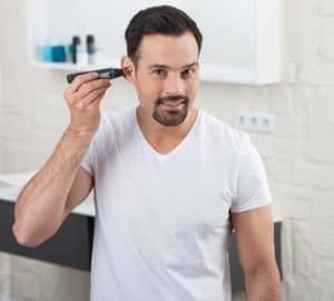 hombre depilándose las orejas