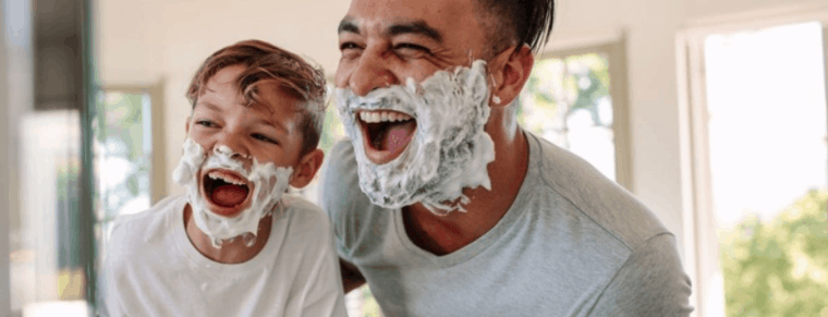 padre e hijo con gel para afeitar